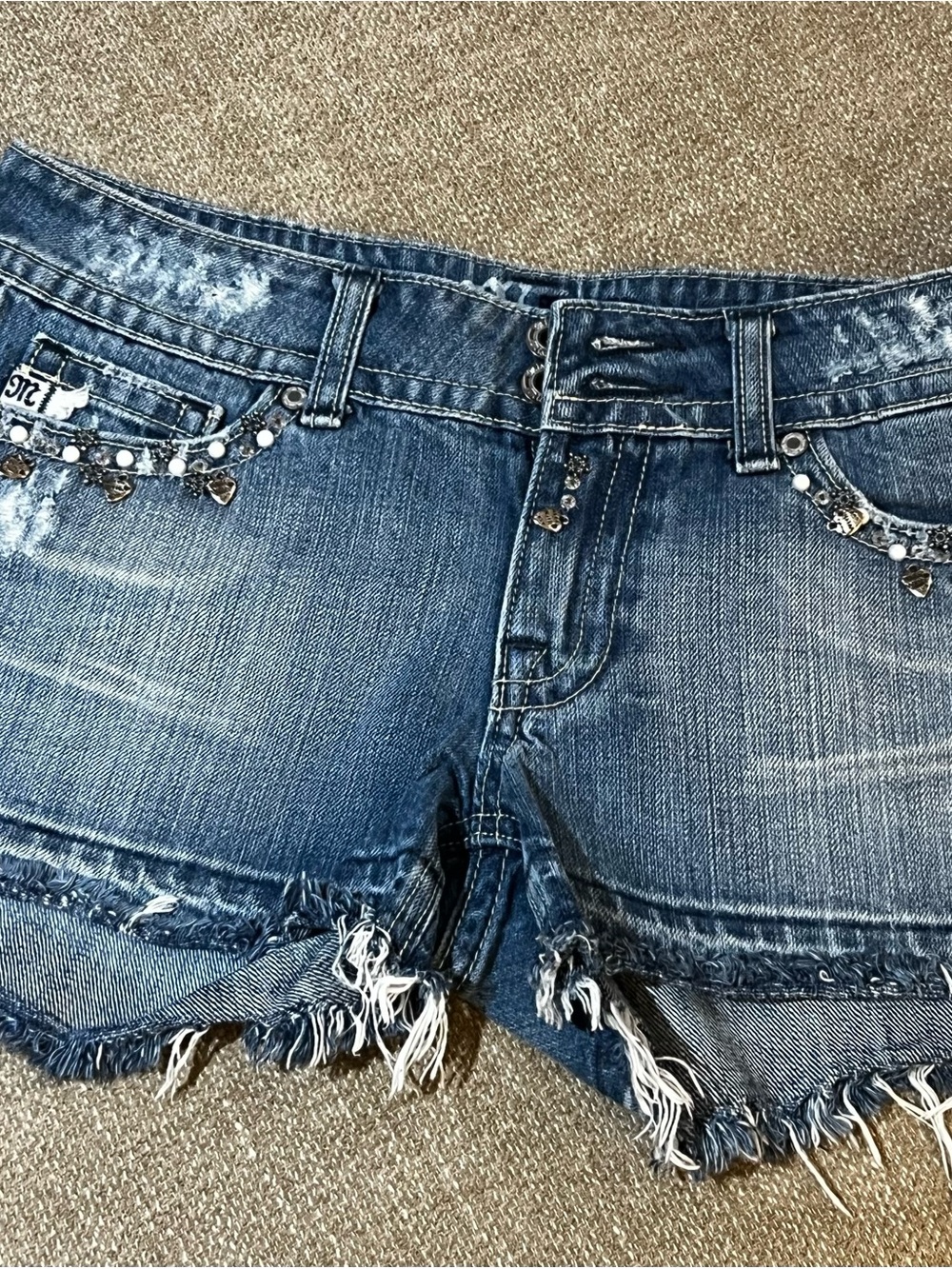 Miss Me Size 28 Y2K McBling Embellished Denim Cutoff Shorts Rhinestone Bling - Picture 4 of 5